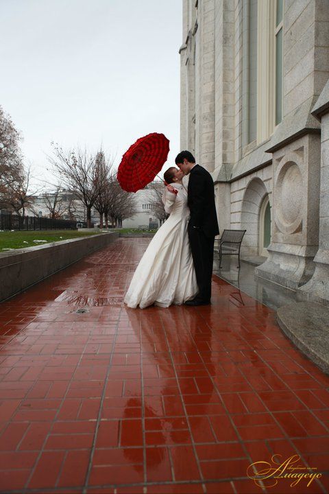 Зимняя свадьба. Красный зонт